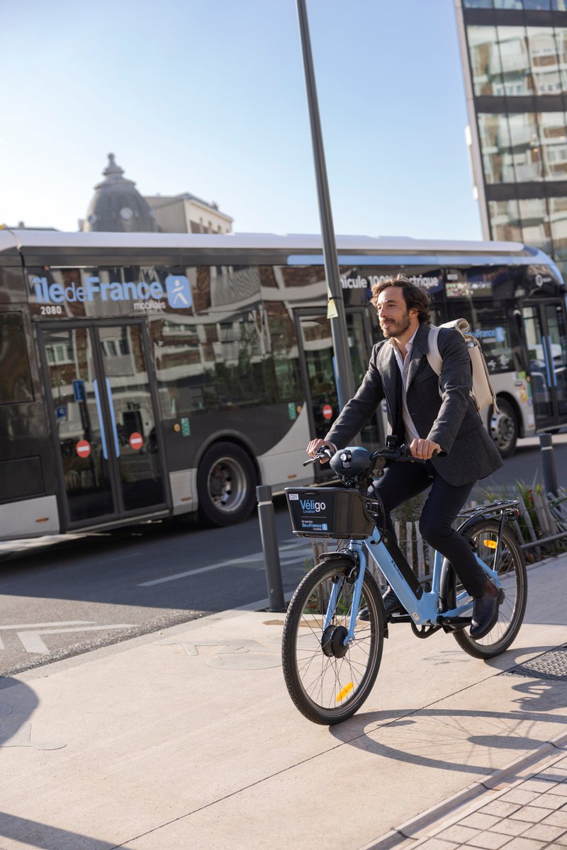 IDFmobilites's tweet image. ☀️ C’est retour des beaux jours : parfait pour essayer le #vélo !

@idfmobilites vous accompagne toute l'année avec de nouveaux services :
✅ Déjà 4 Maisons du vélo à votre disposition pour vous aider à franchir le pas.
🚲 Une nouvelle offre de location longue durée @Veligo_Loc