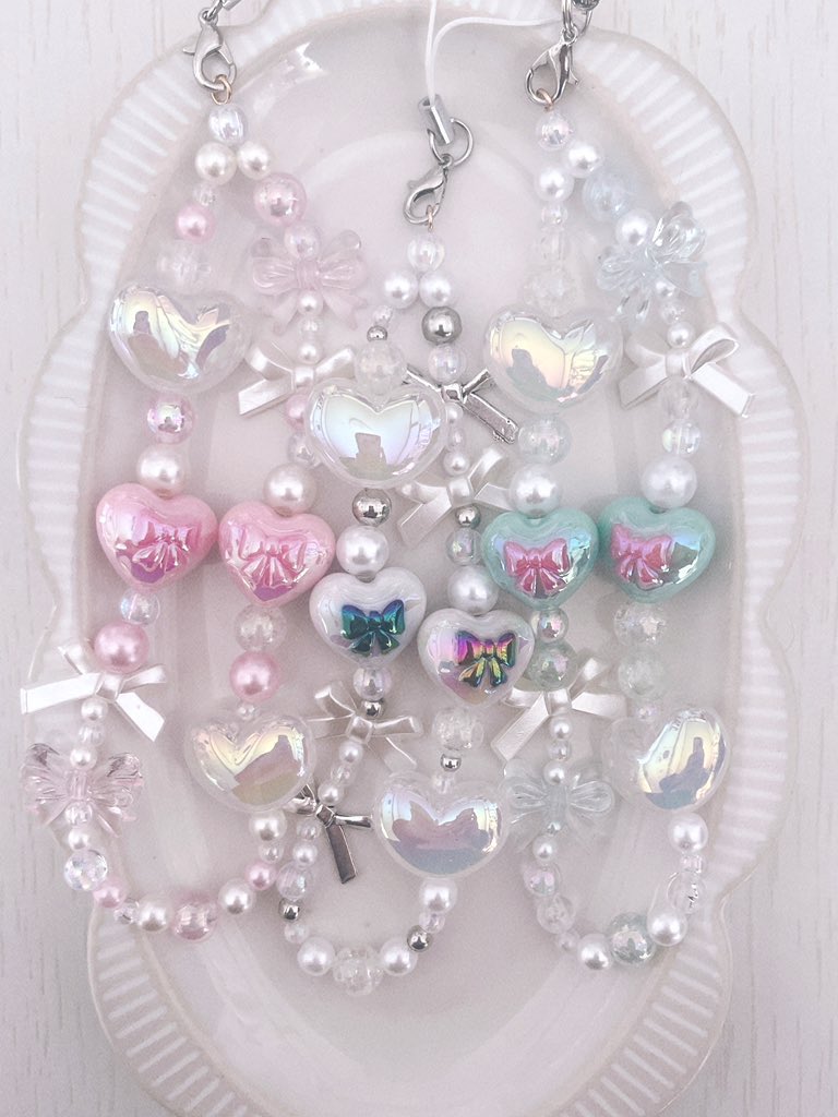 makaron_f10's tweet photo. 「天使の宝物、見つけた。🪽✨」

ぷっくりしたオーロラハートに、たっぷりのリボンを閉じ込めて。
魔法少女の変身アイテムみたいに、持っているだけで背筋が伸びるような特別なキーホルダーができました。

あなたの日常に、小さなきらめきを

#天使界隈 #ハンドメイド #ビーズキーホルダー https://t.co/c91FRo7Vjm