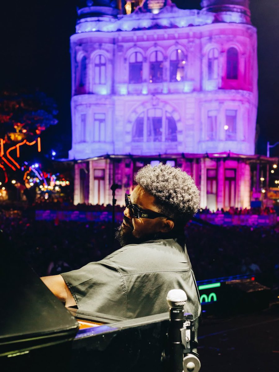 QGDaLiniker's tweet photo. VOLTA CARNAVAL DE RECIFE! 😭

Mais imagens do Marco Zero com as presenças de Priscila Senna e Amaro Freitas no showzão da Liniker em Recife - PE. 🧡

QG não foi e sente que perdeu o evento do ano!

Fotografia por: Eduardo Jorge 

#Liniker #PriscilaSenna #AmaroFreitas #MarcoZero https://t.co/VmF4nOhngR