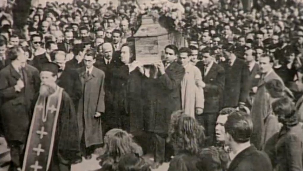 PetrosVanRipper's tweet photo. Ηχήστε οι σάλπιγγες... Καμπάνες βροντερές,
δονήστε σύγκορμη τη χώρα πέρα ως πέρα...
Βογκήστε τύμπανα πολέμου... Οι φοβερές
σημαίες, ξεδιπλωθείτε στον αέρα 

Σ' αυτό το φέρετρο ακουμπά η Ελλάδα. Ένα βουνό
με δάφνες αν υψώσουμε ως το Πήλιο κι ως την Όσσα,
κι αν το πυργώσουμε ως τον https://t.co/9HMlfYVlSO