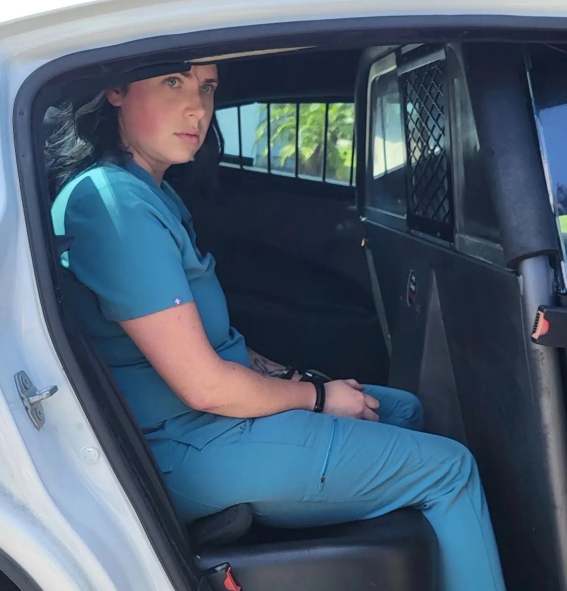 🔵 #ARŞİV | ABD’de 29 yaşındaki bir kadın, 7 ay boyunca hemşire kılığına girerek 4 binden fazla hastayı tedavi etti.

➖ Gerçek kimliği, terfi teklif edilince ortaya çıktı.