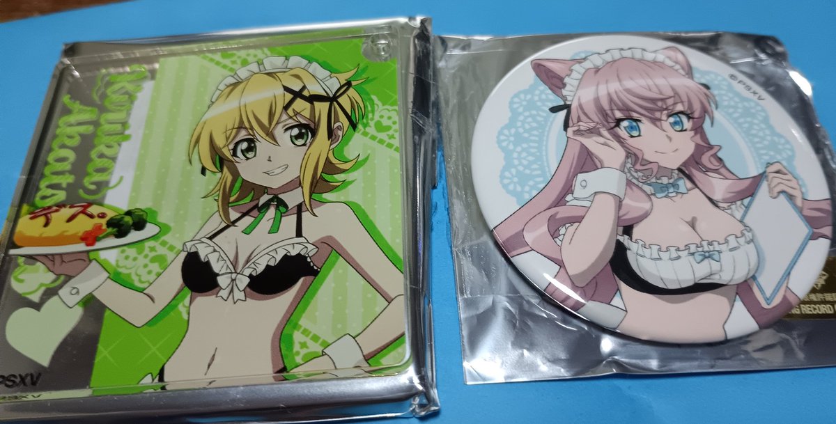 アクリルキーホルダーと缶バッジも100円だけ下がってたから購入