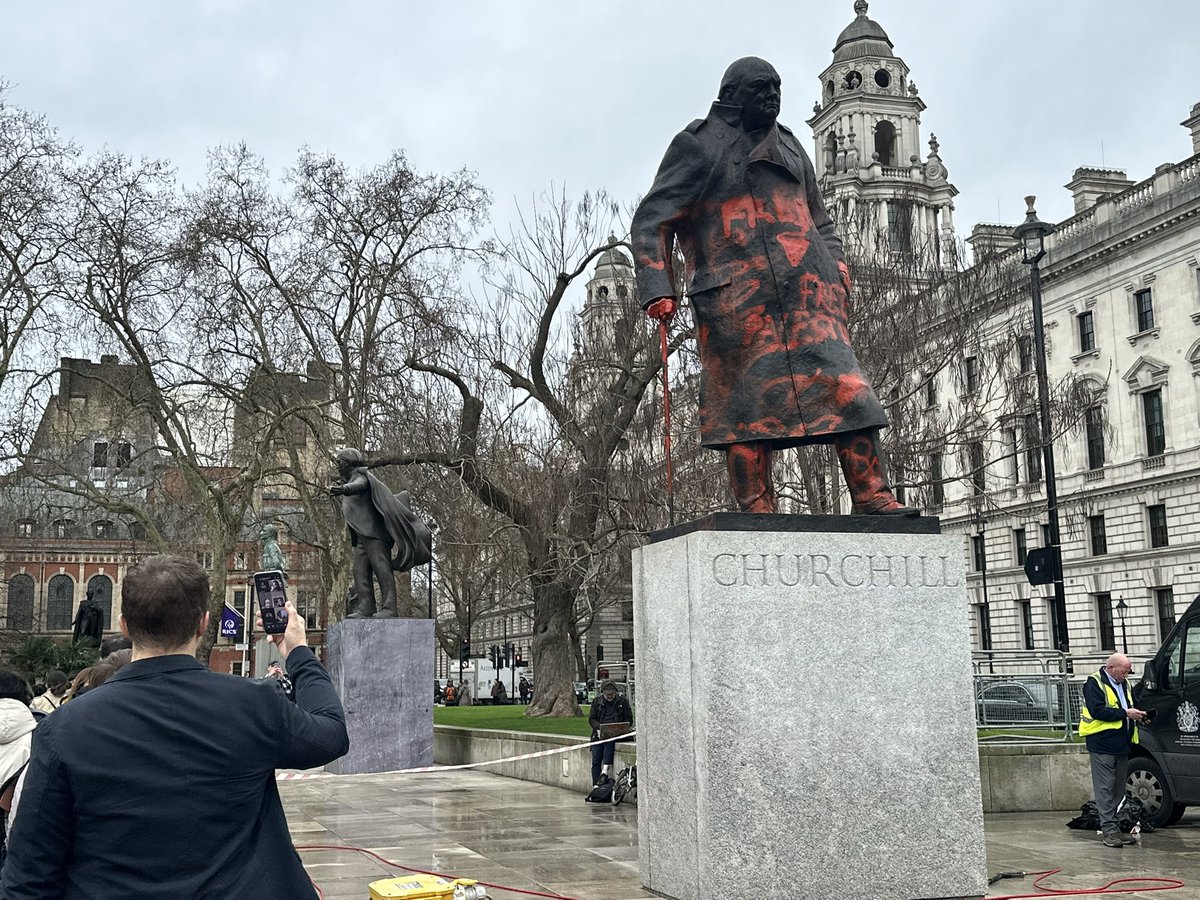 aysu_bicer's tweet photo. Objektifimden Londra’da bu sabah kırmızıya boyanan meşhur Churchill heykeli.. 

Eski İngiltere Başbakanın heykeline “Siyonist savaş suçlusu, Filistin’e özgürlük, Şimdi, bir daha asla” yazıldı.  

Via @anadoluimages https://t.co/3nj0XWBqBy