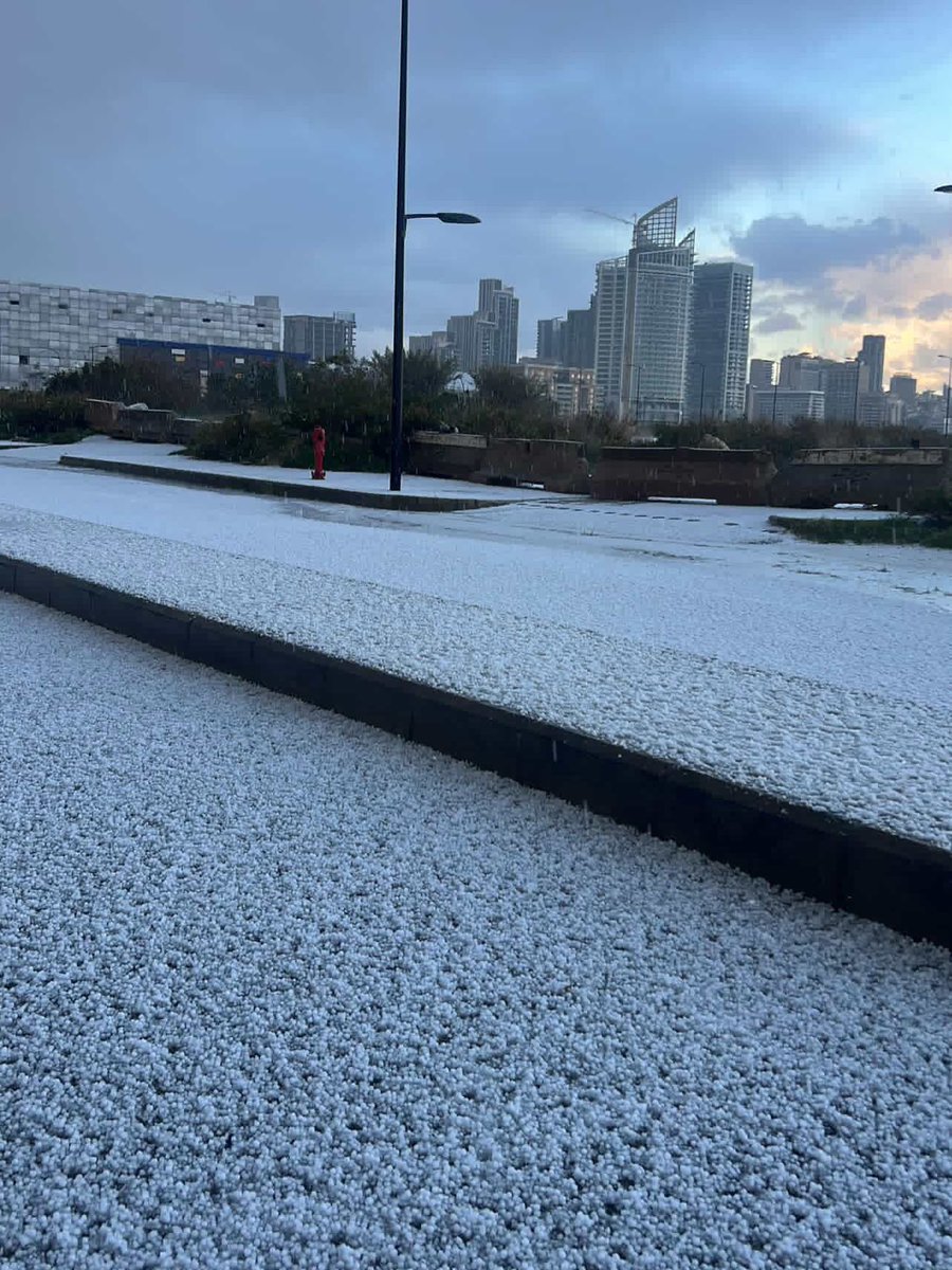 Arab_Storms's tweet image. لبنان 🇱🇧 - بيروت - الواجهة البحرية 📍

حبّات البَرَد تملأ الطريق وتلامس البحر"
يوصف لحظة نادرة وجميلة على كورنيش بيروت، خصوصًا عند زيتونة باي أو على امتداد الكورنيش حيث يلتقي الرصيف بمياه المتوسّط.❄️
عبر عيون لبنان 🎥
#lebanon #beirut #waterfront #storm #ice #Snow