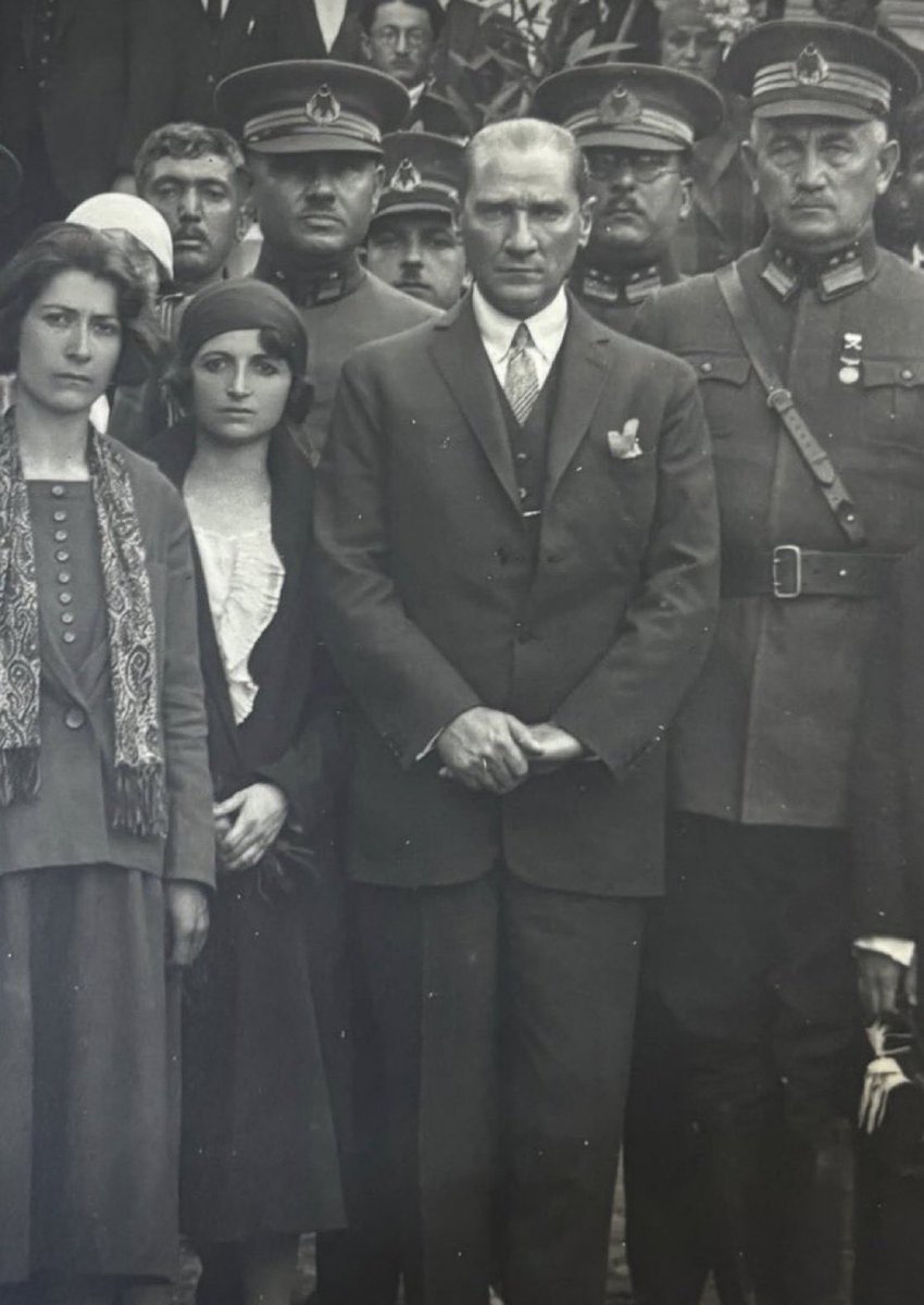 nesrin_atam's tweet photo. Atatürk’ün ilk kez gördüğüm bi fotoğrafı daha. Çok iyi duruyor https://t.co/fOMtnEApf6