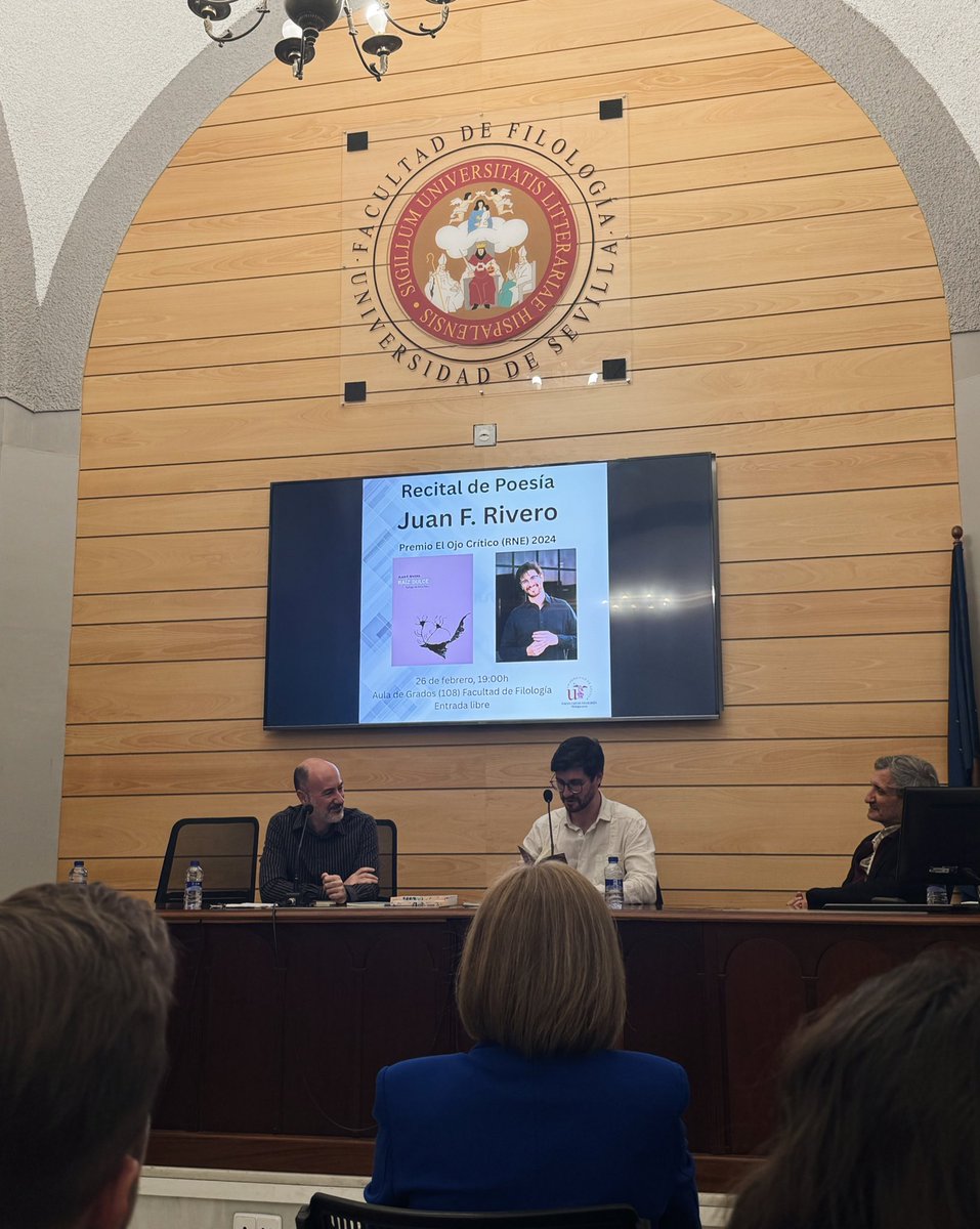 JuanFRivero_'s tweet photo. Bueno, pues ayer el Aula de Grados de Filología US estuvo a rebosar, tanto que al final hubo incluso que traer sillas de fuera para sentar a todo el mundo.

Muchísimas gracias a todas las que vinisteis y a la Facultad.

Fue una tarde estupenda. 🌱🖤 https://t.co/duGSKcn5WB