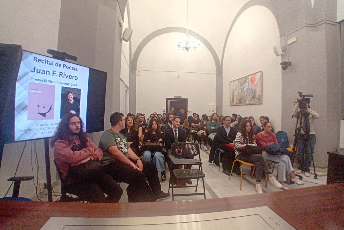 JuanFRivero_'s tweet photo. Bueno, pues ayer el Aula de Grados de Filología US estuvo a rebosar, tanto que al final hubo incluso que traer sillas de fuera para sentar a todo el mundo.

Muchísimas gracias a todas las que vinisteis y a la Facultad.

Fue una tarde estupenda. 🌱🖤 https://t.co/duGSKcn5WB