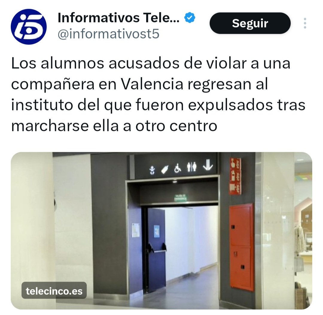 La víctima fuera.
Los agresores de vuelta a casa.

Si los padres del resto del alumnado llevan a sus hijos a clase, serán cómplices.

Yo no dejaría que mi hija/o comparta pupitre con unos violadores.