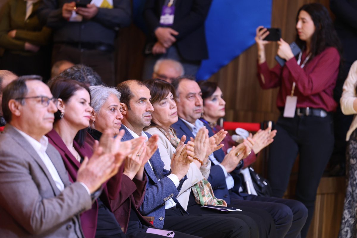 27 Şubat 2025 Çağrısının yıldönümünde Ankara’da düzenlenen programda Sayın #AbdullahÖcalan’ın mesajı kamuoyuyla paylaşıldı. Bugünkü açıklama da şüphesiz en az önceki çağrı kadar kritik önemde. 

Barış ve toplum, kadın ve yaşam, devlet ve demokrasi bağlamındaki mesajların doğru