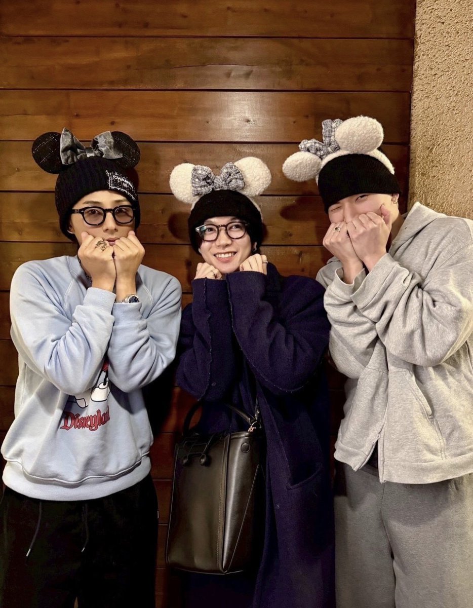 28aco12's tweet photo. がやすかディズニー本当だったのね！！
碧海楽しそう🖤 https://t.co/2PtZzxbGci