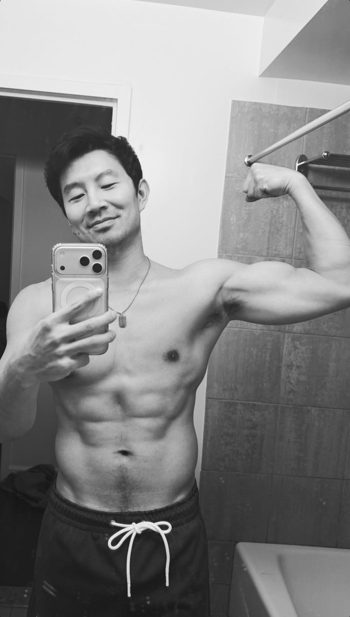 LimuLover's tweet photo. 💪 
@SimuLiu 
#SimuLiu https://t.co/v1ZU2X7w1S