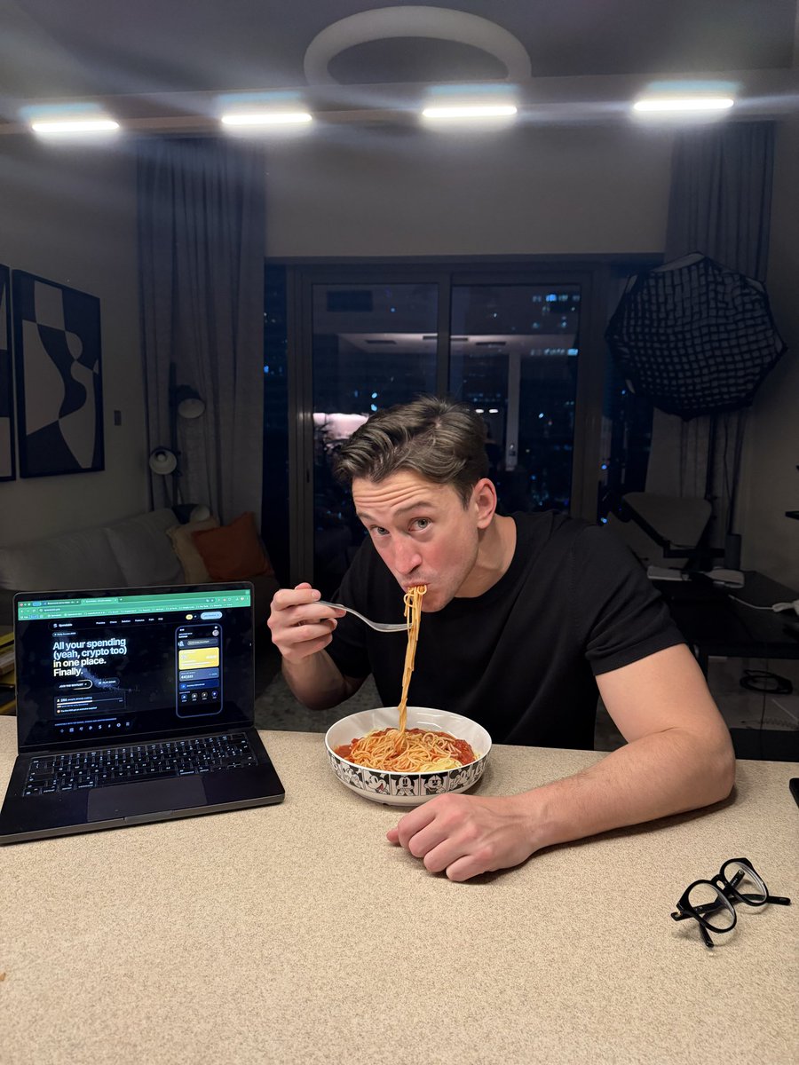 LorenzoCapone's tweet photo. “ChatGPT, come si fa la pasta al sugo?"

"Riassumimi questo pdf”

“Scrivi meglio questa mail”

Ci stiamo abituando a chiedere all’intelligenza artificiale quello che ci serve, nel modo più naturale e diretto possibile, e la risposta ci arriva immediatamente.

E ormai lo facciamo un po’ tutti perché ci siamo resi conto di quanto sia comodo.

Rispetto al passato non dobbiamo più perdere ore sui motori di ricerca, magari dovendo addirittura scaricare app esterne per ogni cosa.

Scriviamo. Inviamo. Aspettiamo la risposta. Fine.

E se la gestione dei soldi funzionasse allo stesso modo?

“Quanto ho speso in ristoranti questo mese?”

Con Spendable già integrato a ChatGPT, non dovrai più aprire app diverse, incrociare conti o ricostruire manualmente quello che hai fatto durante il mese.

Ci sarà tutto già collegato, analizzato e organizzato, a portata di mano semplicemente facendo una domanda in chat.

Perché so bene che le persone si sono stancate di scaricare un’altra app per ogni cosa.

Vuoi provarlo anche tu? Trovi qui la lista d’attesa: https://t.co/GVKTMLuOte

Io nel frattempo mi sono fatto la pasta al sugo consigliata da ChatGPT.