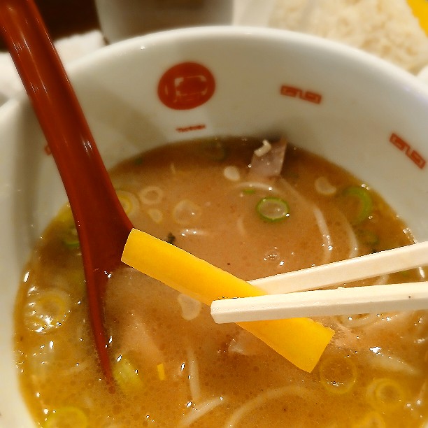 3jerry's tweet photo. 東京って、つけ麺のつけ汁にはたくあん(沢庵)が入ってるのがデフォルトなんですか？

渋谷の東側でエリアNo.1のお店でしたが、ちょっとビックリしました。

麺類まだまだ奥深いですね。

#ラーメン 
#つけ麺 
#細麺 
#地域ナンバーワン 
#たくあん https://t.co/0uchjmT810