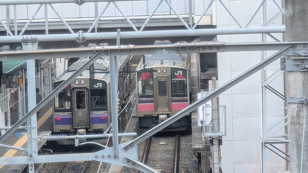 どうでもいいお話だけど 左に止まってた電車が、レシュラちゃんカラー