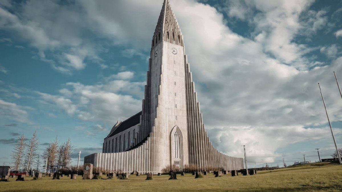 nextstopss's tweet photo. 3 góc check-in "đỉnh" nhất Reykjavik: Hallgrímskirkja uy nghiêm, Harpa lạ mắt và Sun Voyager lộng gió. Thủ đô Iceland tuy nhỏ nhưng góc nào cũng "cực phẩm", giúp bạn trải nghiệm đúng tầm và có bộ ảnh triệu like!
#NextStops #Iceland #Checkin https://t.co/kRIxYJqjNF