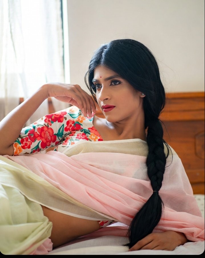 ss217618's tweet photo. me waiting for my grindr top in my house as a pottachi

Itha maari thaan na daily saree potutu en bull mama ku wait pannuva ahhh.
#sissy #femboy #pottachi #pottachimemes https://t.co/L8OzOi6Nnz