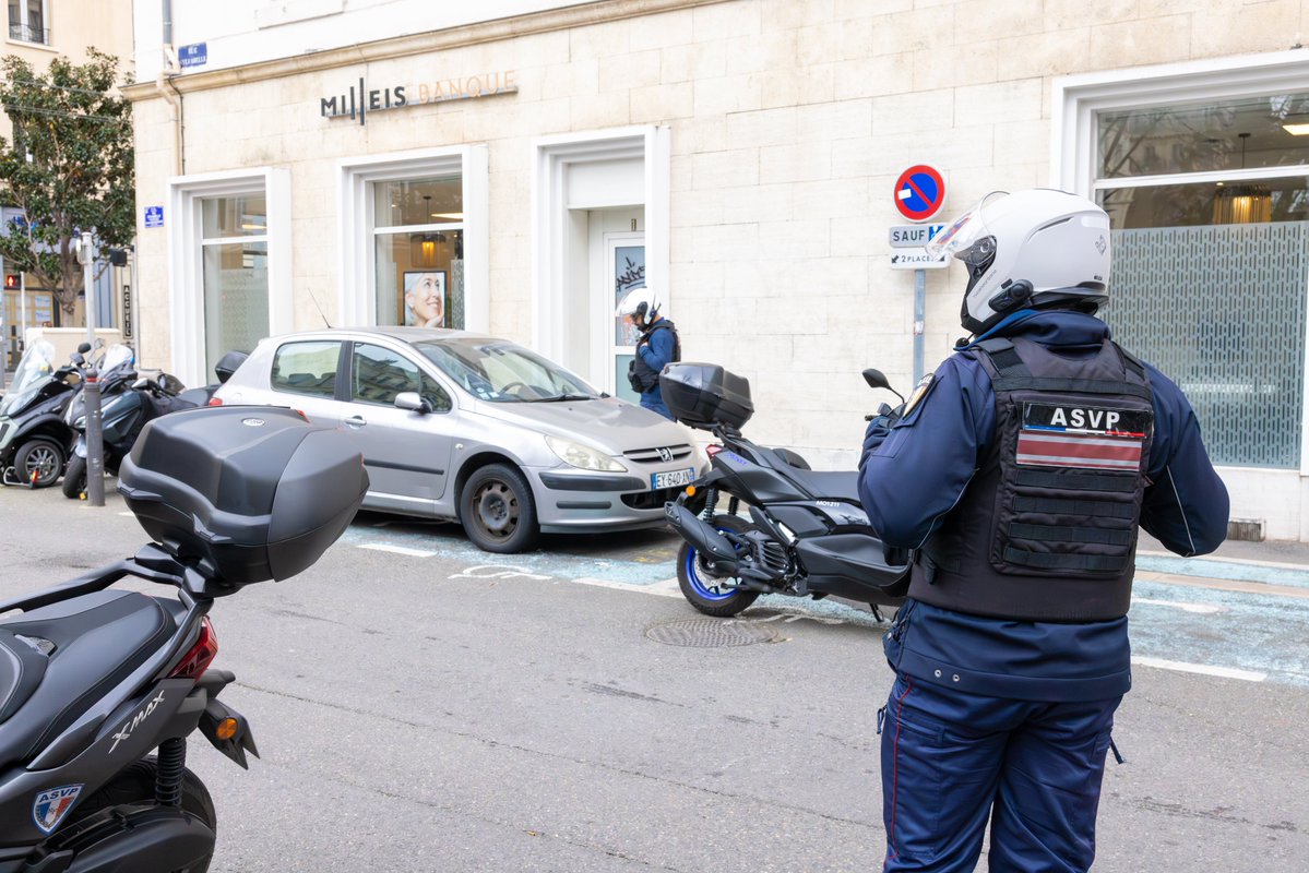PMMarseille's tweet photo. Les ASVP sont les premiers maillons de la tranquillité publique en ville.
Stationnement, tranquillité, vérification des arrêtés municipaux : leur présence quotidienne, à pied, à vélo ou en scooter, garantit un centre-ville plus serein. #ASVP #ServicePublic https://t.co/2N3MKmrEHV