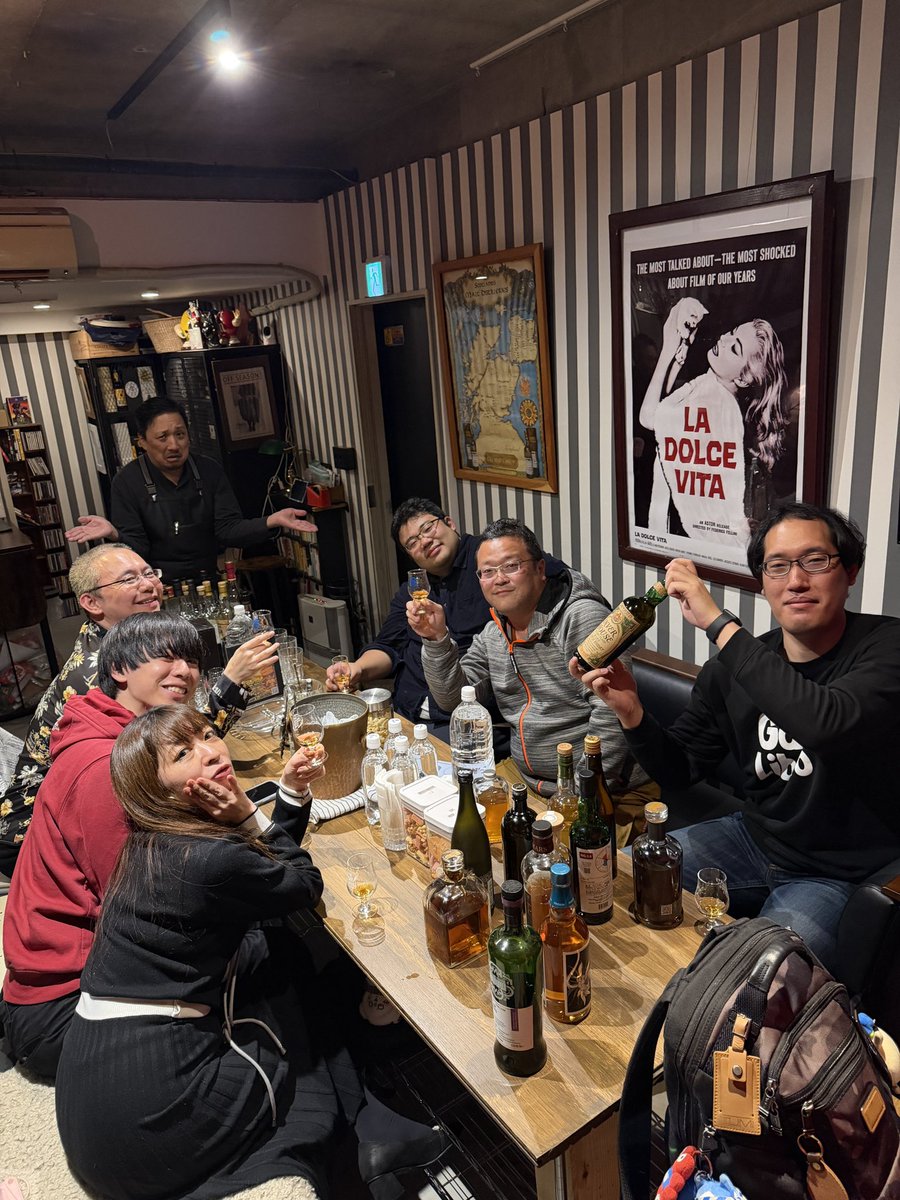 持ち寄り会とは何かを「べんちーウイスキー」で燃えた人達に啓蒙してます😤

楽しく飲んでるように見えますが、これはあくまでも記念撮影で、公序良俗とは何かを説きましたのでこれで手打ちにして、是非お赦しください😉