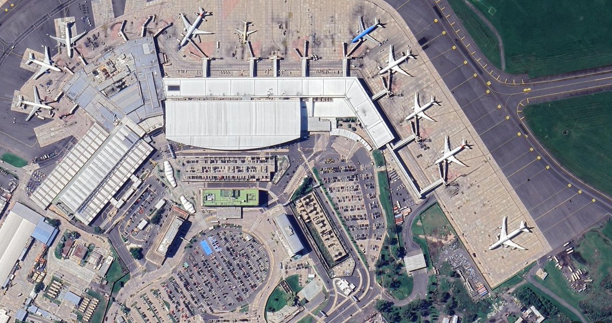 flaneurbano's tweet photo. Lo que nos prometió Aeropuertos para Ezeiza / lo que tenemos
Quedó el esqueleto del segundo estacionamiento multinivel abandonado
Ahora hacen un par de parchecitos para seguir tirando https://t.co/pmRiFpKer8