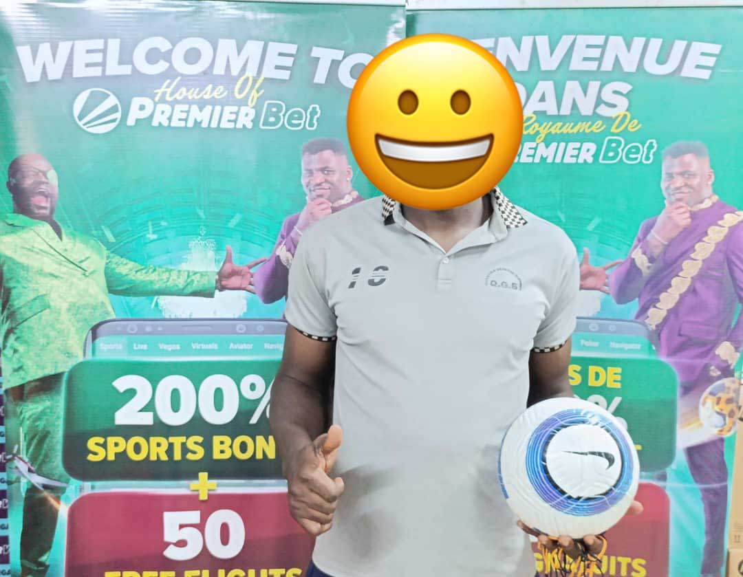 PremierBetCM's tweet image. 🎉🏆 L'un de nos gagnants du jeu concours Ligue des champions !

👏 Félicitations à la légende Samuel, qui repart avec LE BALLON OFFICIEL après avoir relevé le défi du jeu concours 💪⚽

#JeuConcours #Félicitations #PremierBetCM