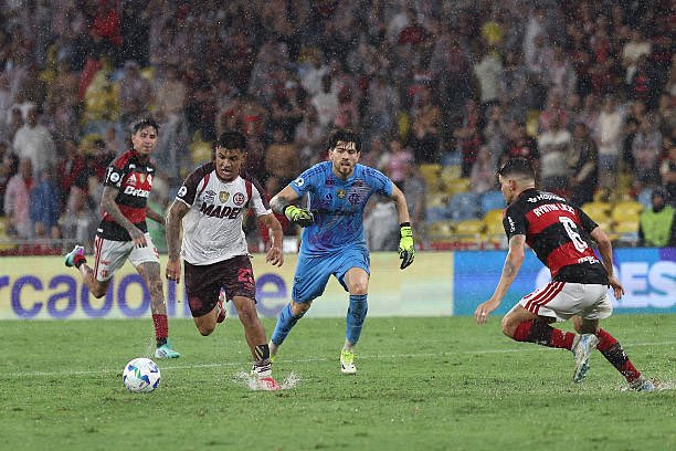 ¿Bianchi o Gallardo?
_ “Dos ídolos de sus clubes, me quedo con el Muñeco”.
Agustín Rossi

*adoro los finales felices*