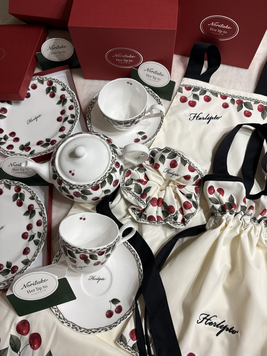 kana15816's tweet image. Noritake X Her lip to Plate
Noritake X Her lip to Cup &amp;amp; Saucer
Noritake × Her lip to Teapot
Cherry Apron Set

Plateのみのつもりが
結局全種類購入…笑( ´ ▽ ` )ﾉ
（Cup＆SaucerとPlateは2set）

可愛い。。🍒💚
#herlipto #noritake #購入品