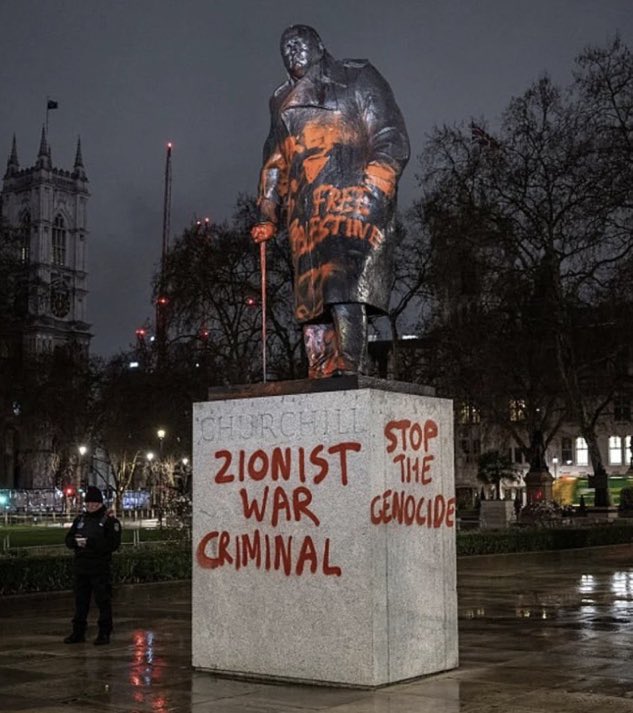 🇬🇧 | AHORA: La estatua de Churchill en la Plaza del Parlamento de Londres ha sido vandalizada por activistas pro-Palestina.