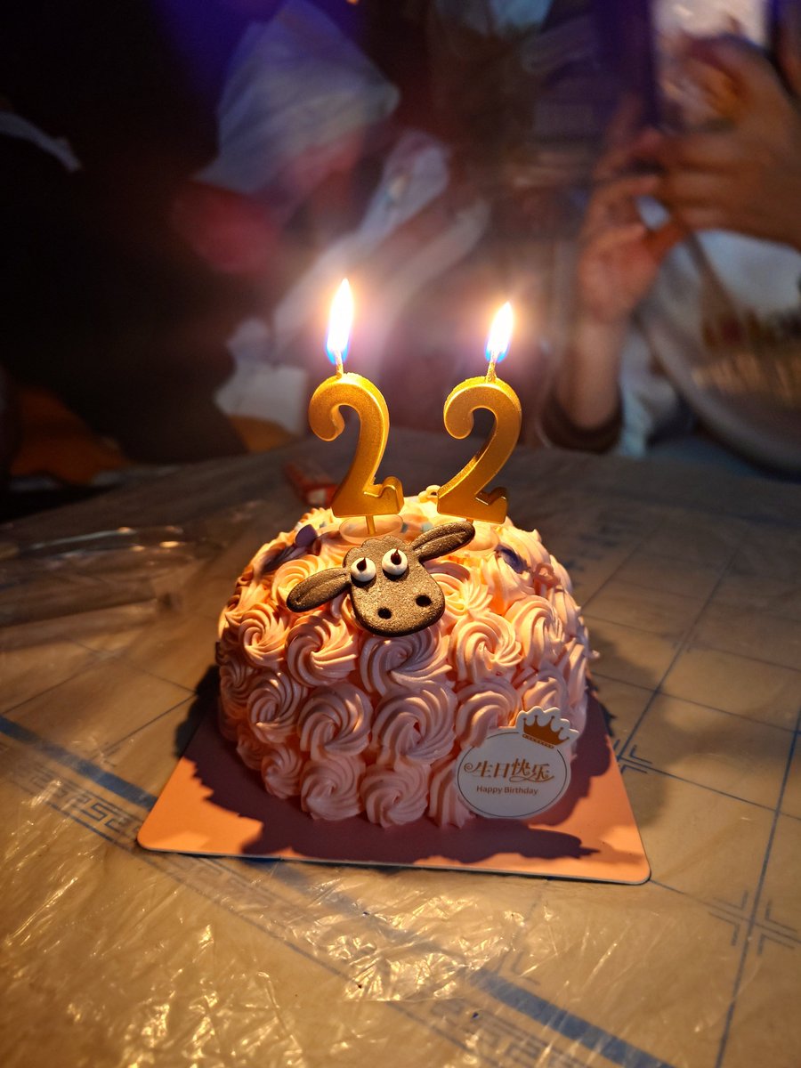 剛剛才知道我今天農曆生日
就補了個遲到的蛋糕~