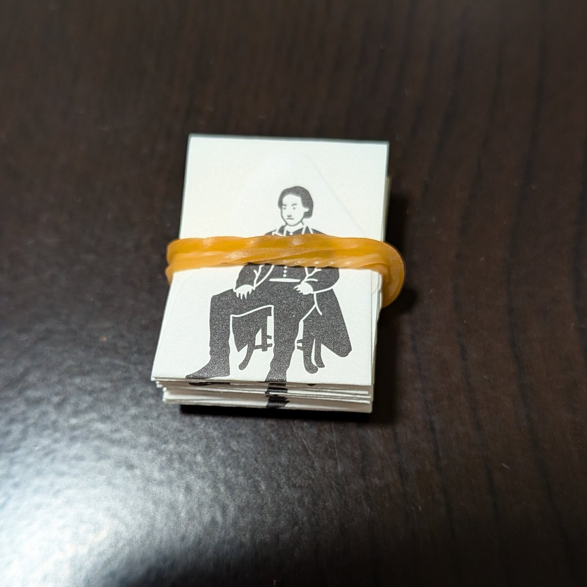 会津で新選組の付箋を買ってとても気に入っているので、いつでも何処でも使えるようにと数枚折って持ち運ぶようにしたんだけど、ふと見たら土方さん捕まってた🤣