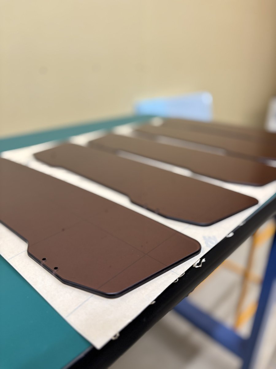 フラットでライトブルー欲しいから作って！って言ったらチョチョイと作ってくれたー🙌✨我が家の今年の夏はコレで決まり🥳

そして 一部のオーナー様からの要望のウルトラオレンジ🍊

現在ブラウンスモークとミスティースモークも同時製造中です✩.*˚
 #NDロードスター
 #ウインドブロッカー