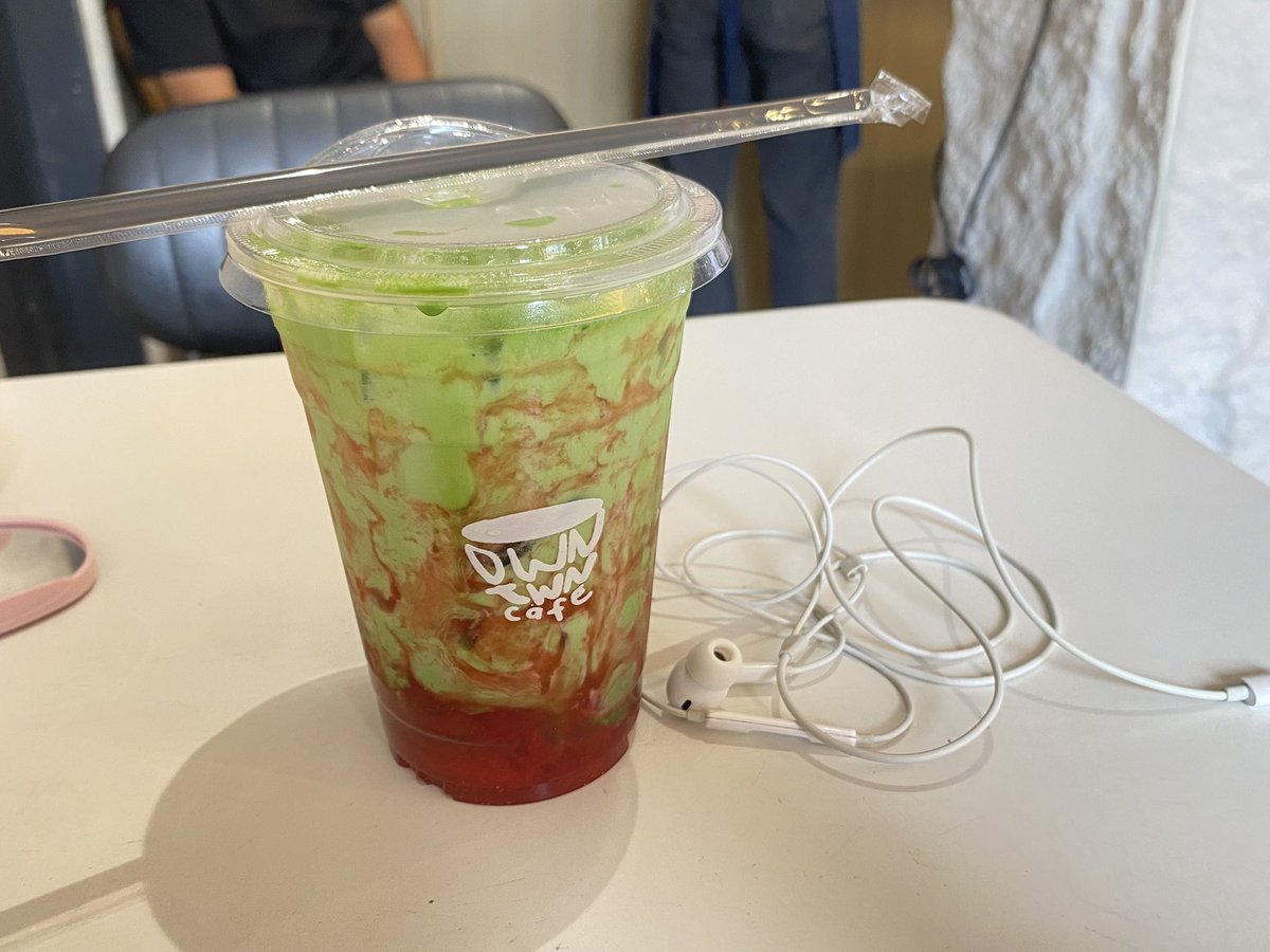 skyelcnrv's tweet photo. fun fact: i now go to cafes only when i want a chill study sesh &amp; not on a hell week ^^ https://t.co/SSCBaafzxa