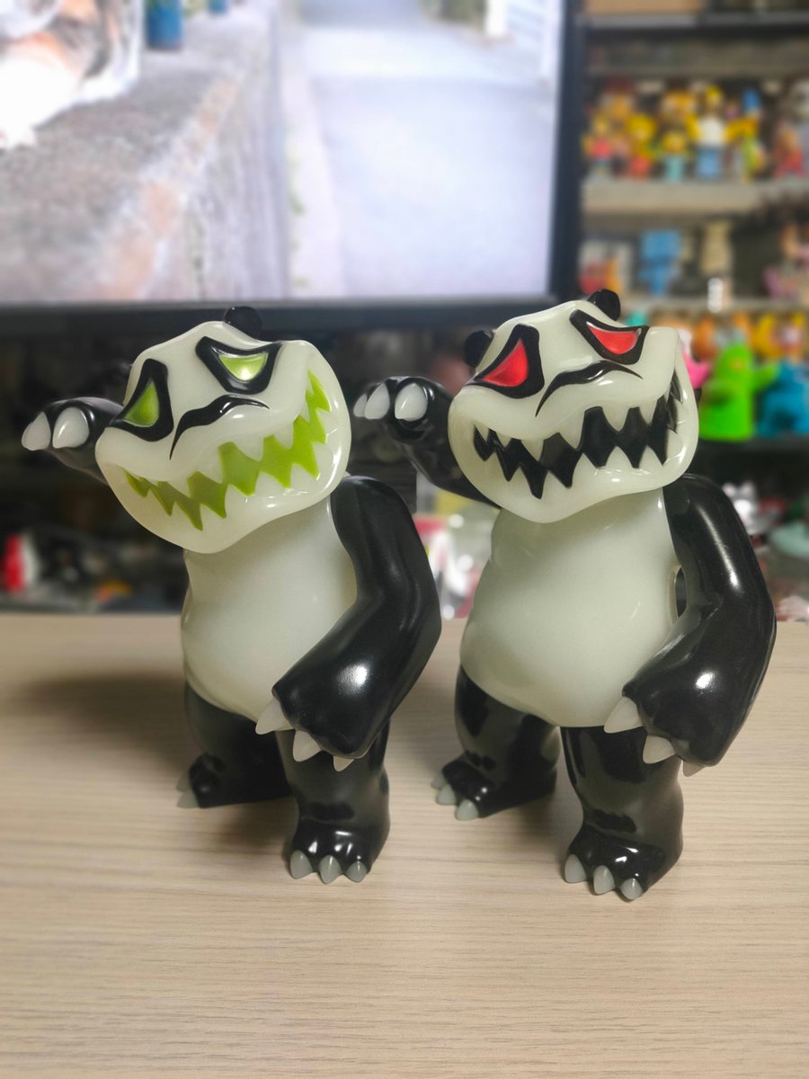 久しぶりにソフビお迎え ノーマルカラーっぽい赤目に蓄光のMAD PANDA