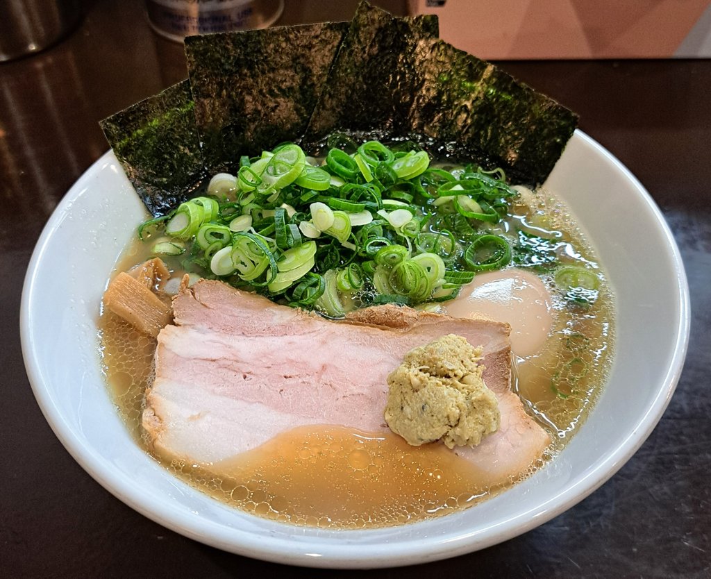 setsumen's tweet photo. 静岡市葵区呉服町
VON GOSSO(ボンゴッソ)さん
貝出汁ラーメン(醤油)
トッピング→味付玉子・ねぎ
あさりの炊き込みご飯(今は牛肉と春雨入り)
#ラーメン #静岡 #葵区 #呉服町 #VONGOSSO #ボンゴッソ #ボンゴッソラーメン #貝出汁ラーメン #ramen #静岡ラーメン #静岡ランチ https://t.co/GZ2DLVjiri