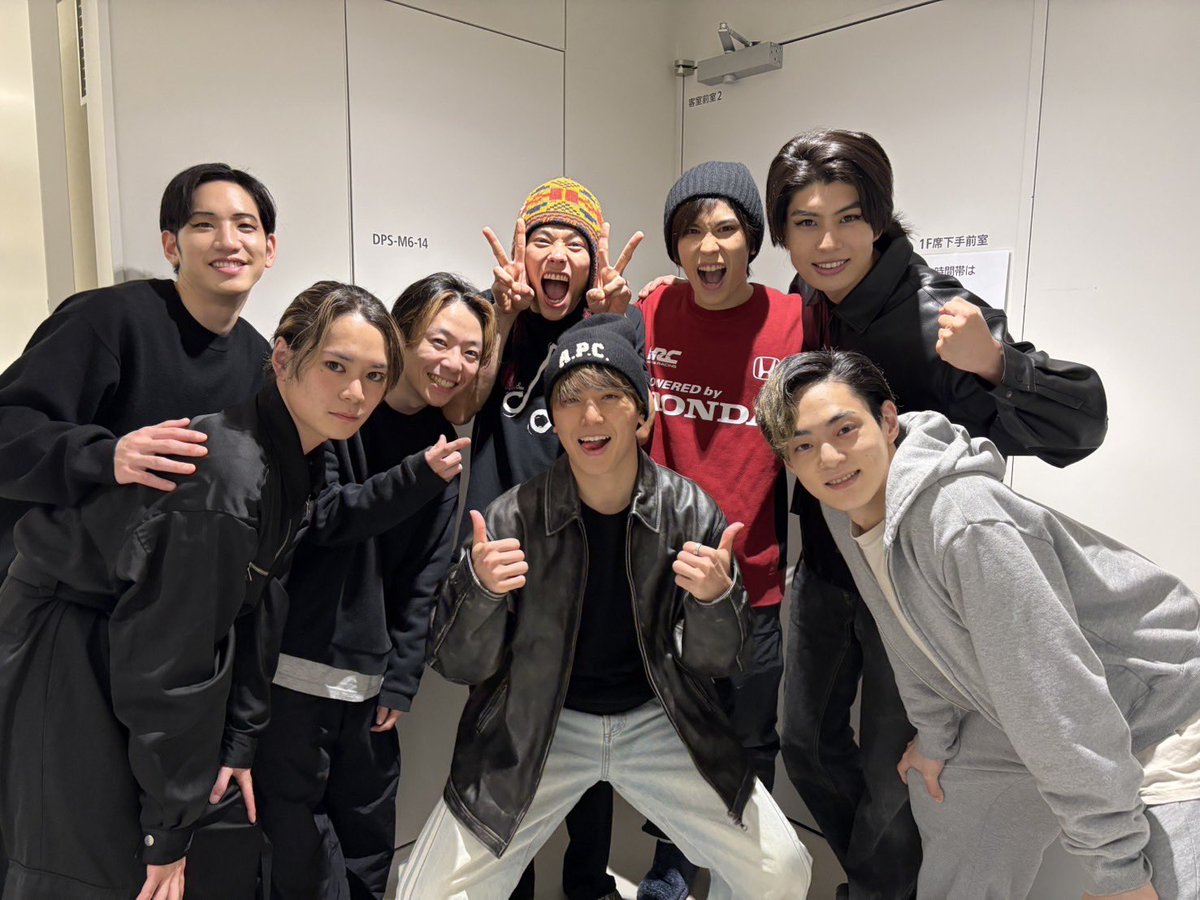 大阪公演7日目‼️🎾

本日もご来場ありがとうございました‼️

しゅんくんきてくれましたっ
めちゃくちゃ不動峰褒めてくれたー‼️

5年前を思い出してしみじみ

仲間の為に明日からも頑張ります✨

#テニミュ