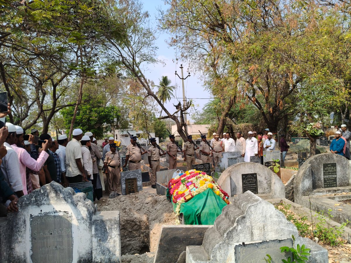AnantapurPolice's tweet photo. అనంతపురం త్రీటౌన్ కానిస్టేబుల్ మృతదేహానికి ప్రభుత్వ లాంఛనాలతో అంత్యక్రియలు.ప్రగాఢ సానుభూతి వ్యక్తం చేసిన జిల్లా ఎస్పీ శ్రీ పి.జగదీష్ IPS గారు.
@APPOLICE100
#AnantapurPolice
#GovernmentHonours
#FinalTributes
#TributeToConstable
#RespectAndSalute
#PoliceFamily
#ServiceAndSacrifice https://t.co/v7DOGbX49E