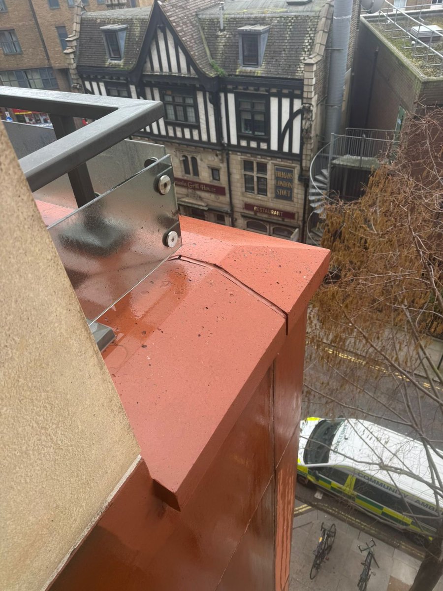 simplecleanuk's tweet photo. 😱 The Simple Clean team captured some brilliant photos that really highlight the impact of what we do. Our low-pressure steam 💨 system doesn’t just clean surfaces, it eradicates the root cause of organic staining. 📲 020 8916 2237 #simpleclean #commercial #property #cleaning https://t.co/cRohJa0W7b