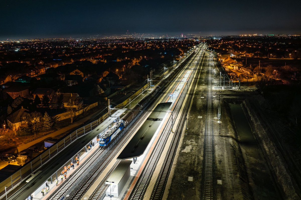 ‼️Historic moment: today the first freight train departed on the modernized 🇭🇺🇷🇸 Budapest–Belgrade railway line. 

Developed through Hungarian–Serbian cooperation and linked to China’s Belt and Road Initiative, the upgraded corridor creates the fastest transport route between