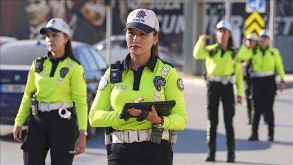 Tarihe not düşelim.

POLİSİMİZ
YAPAY ZEKA 
YENİ ÇAĞ 
SOKAK HUZUR GÜVEN 
POLİSİMİZİN KENDİ HUZURU

Açıkça görülmektedir ki yapay zekâ ve dijital devrim, kendine ait bir psikoloji ve sosyoloji üretirken beraberinde kendine özgü suç türlerini de ortaya çıkarmaktadır.

Ancak bir