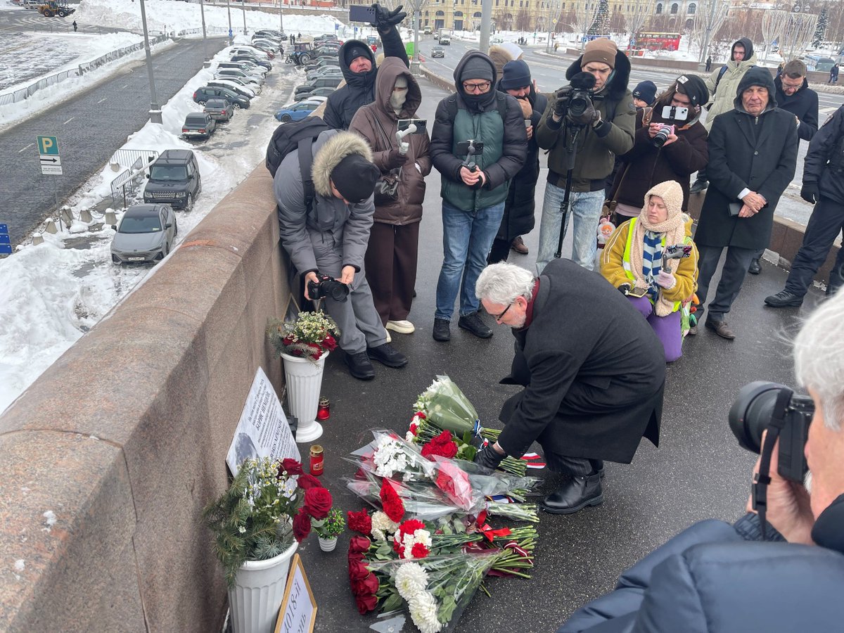 NZinMoscow's tweet photo. Посол Новой Зеландии в России Марк Трейнор, наряду со многими другими, возложил сегодня цветы в память о Борисе Немцове. В 11-ую годовщину его убийства мы помним его приверженность демократии и его протест против российских военных действий в Украине. https://t.co/ya2rfhJc9p