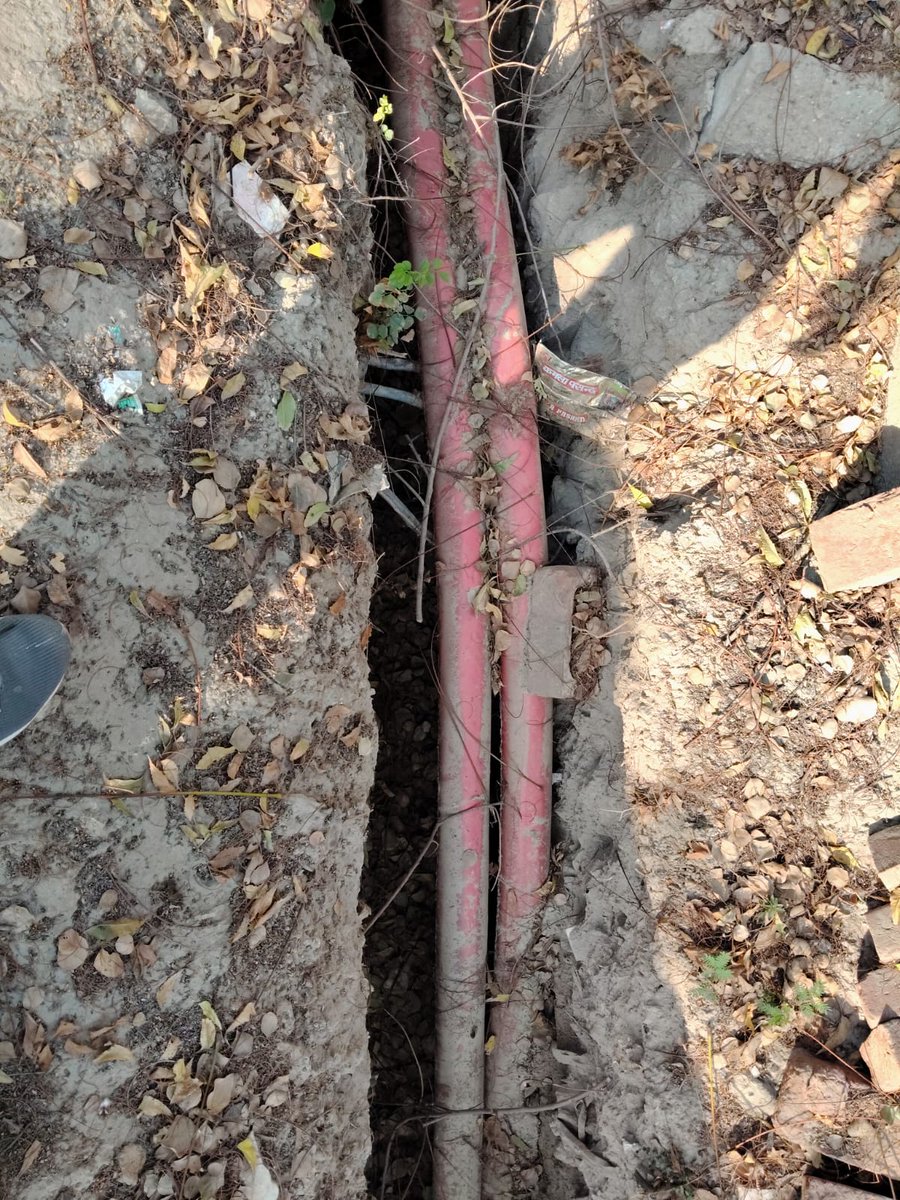 SurendraGupta_'s tweet photo. @UPGovt @myogiadityanath See the picture below, how casually 33kv line being laid down in a green belt in Sector 62 noida at a depth of just 1 feet against the requirement of 1.05 meter where man power and vehicle moves on daily basis. https://t.co/Tv1E1u7JDH