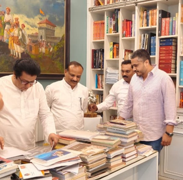 मा. राज ठाकरे साहेब हे केवळ एक राजकारणी नाहीत तर एक उत्तम वाचक, फर्डे वक्ते, चोखंदळ रसिक, इतिहासावर कमालीचं प्रेम असणारे आणि नवनिर्मितीच्या ध्यासाने झपाटलेलं एक आगळंवेगळं व्यक्तीमत्त्व आहे. त्यांच्या भेटीसाठी गेलो असता त्यांच्या ऑफिसमधील कपाटासह त्यांचा टेबल अक्षरशः विविध