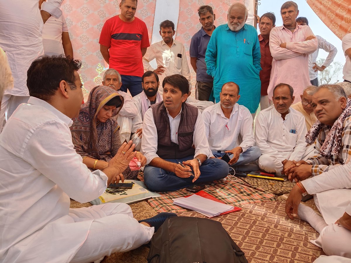 आज लम्बोर बड़ी (सादुलपुर) स्थित टोल प्लाजा पर चल रहे धरने पर पहुंचकर ग्रामीणों की मांगों का समर्थन किया।

आंदोलन कमेटी के अनुसार किसान की जमीन अधिग्रहण के बगैर टोल प्लाजा की स्थापना की गई है और सम्बन्धित जमीन मालिक किसान को मुआवजा भी नहीं मिला है। अत: इस विषय में मैंने जिला