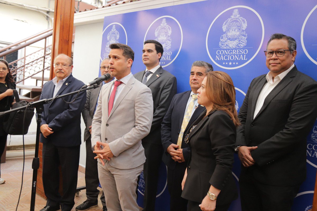 MenotiMaradiaga's tweet photo. Participamos en representación de la @CCICHN en la socialización de la Ley de Empleo Parcial junto a la comisión encargada de su análisis y dictamen @hn_congreso.

Honduras necesita reglas claras que impulsen la formalidad, generen confianza y abran más oportunidades para nuestra gente, siempre respetando los derechos adquiridos de los trabajadores a nivel nacional.
Defendemos empleos dignos, empresas formales y un marco legal que facilite la contratación sin menoscabar las garantías laborales ya establecidas.

El empleo no puede esperar. Apostemos por más oportunidades, más inversión y más desarrollo para el país 🇭🇳