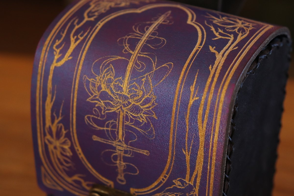 SpeechlessBard's tweet image. Together with the release of the Festival pouch, we're also updating options for our Tarot pouches with the new gold inlay Garden Witch design 🐦
And the purple option will be in limited supply (because we honestly only have one hide left 😖)
#tarot #leathercraft