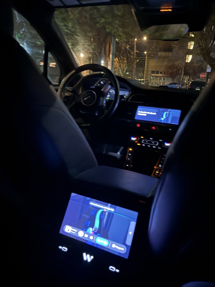 MattAlbers's tweet photo. 1st timer. 🤖🚕 @Waymo https://t.co/7OsV1RPo29