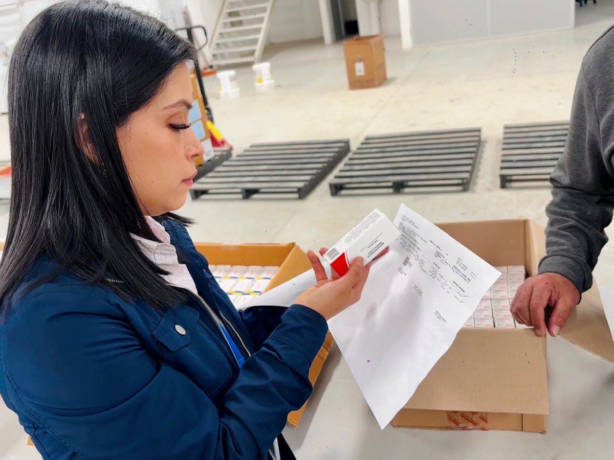 IESS_Loja's tweet photo. #IESSnoPara | 📍Zona 7 garantiza el abastecimiento oportuno de medicación 💊 en el @IESS_SSC. La Coordinadora del Seguro Social Campesino realizó una visita técnica a la bodega zonal para la recepción, revisión e implementación de 14 ítems esenciales 🏥. https://t.co/QZCTtCZMVR