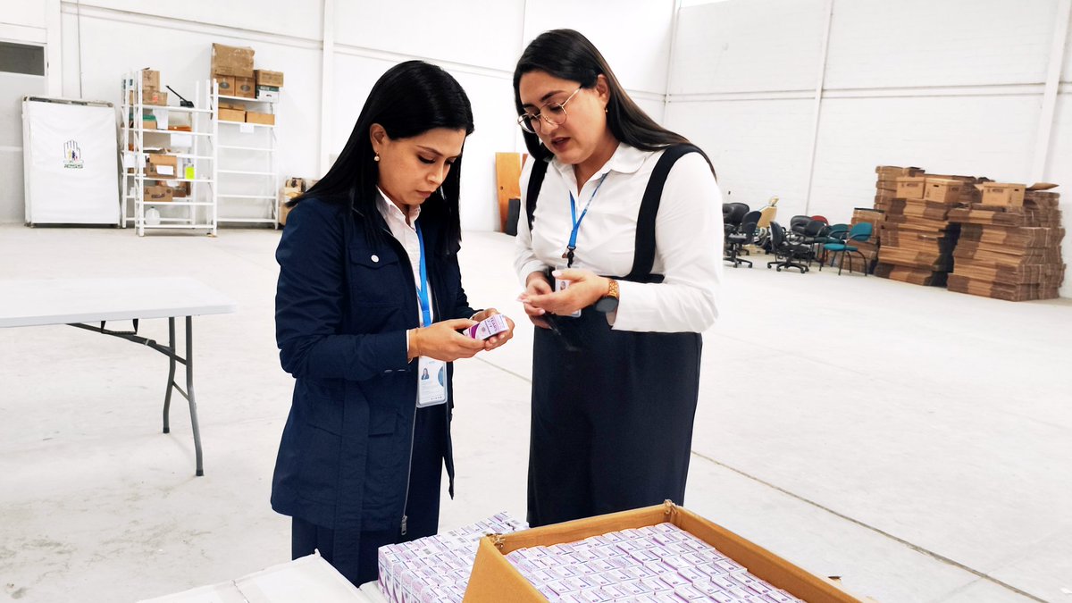IESS_Loja's tweet photo. #IESSnoPara | 📍Zona 7 garantiza el abastecimiento oportuno de medicación 💊 en el @IESS_SSC. La Coordinadora del Seguro Social Campesino realizó una visita técnica a la bodega zonal para la recepción, revisión e implementación de 14 ítems esenciales 🏥. https://t.co/QZCTtCZMVR