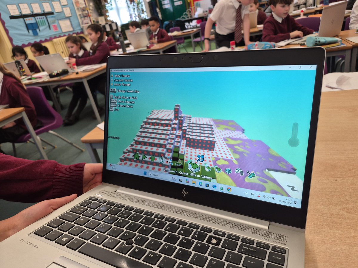MrsGriffithsBH's tweet photo. Designing 3D worlds in Kodu. @busheyheathjm @MrMoodyBH #BusheyHeathComputing https://t.co/dDX4glRBRp