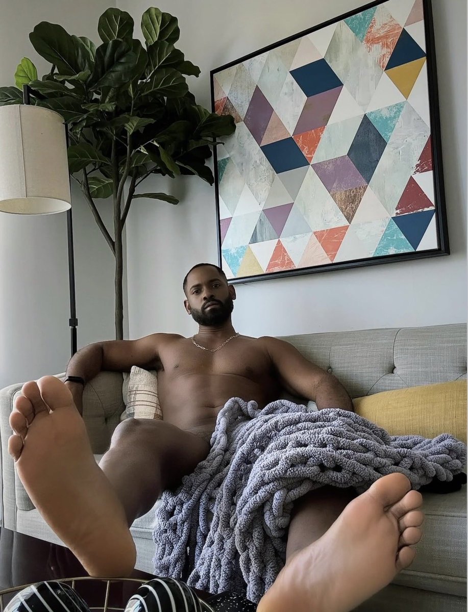Chillin 🦶🏾☀️💦 #BlackMaleFeet #MaleFeet