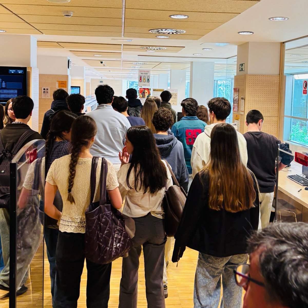 Comillas_biblioteca tweet media